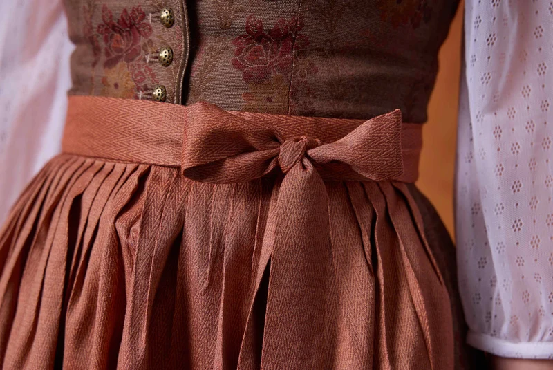 Rosenjacquard-Dirndl mit Samt-Borte