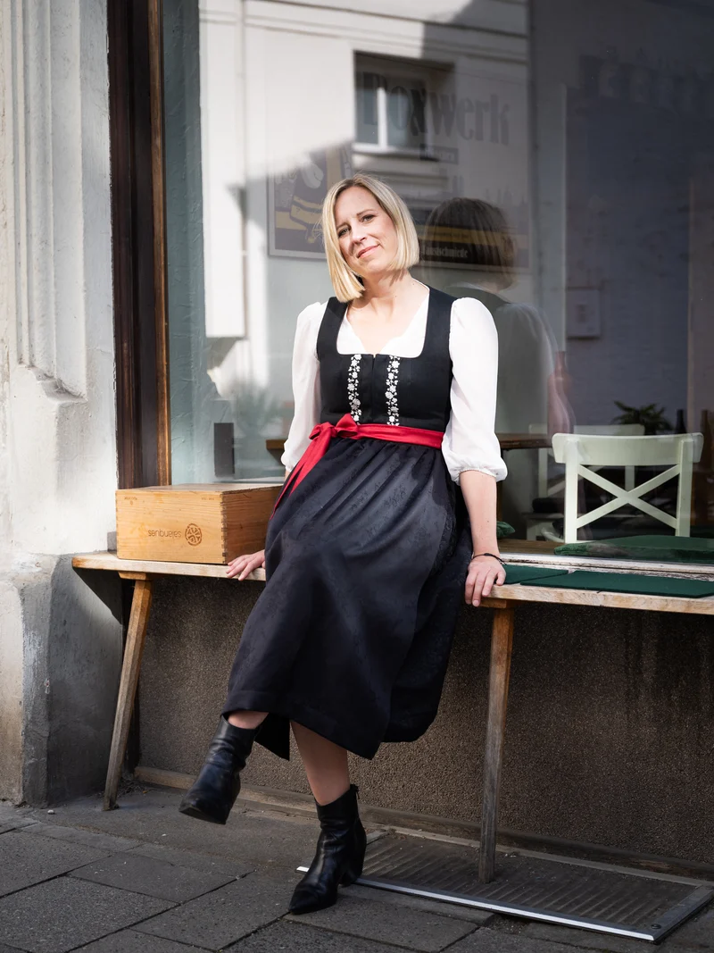 Almliebe Dirndl Lina schwarz verschiedene Schürzenbänder