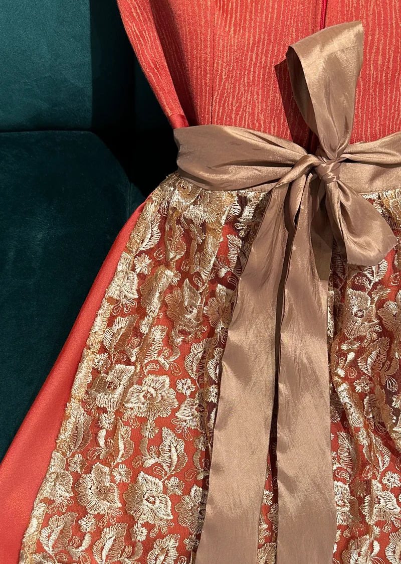 Dirndl Goldstich orange mit Spitzenschürze 70cm