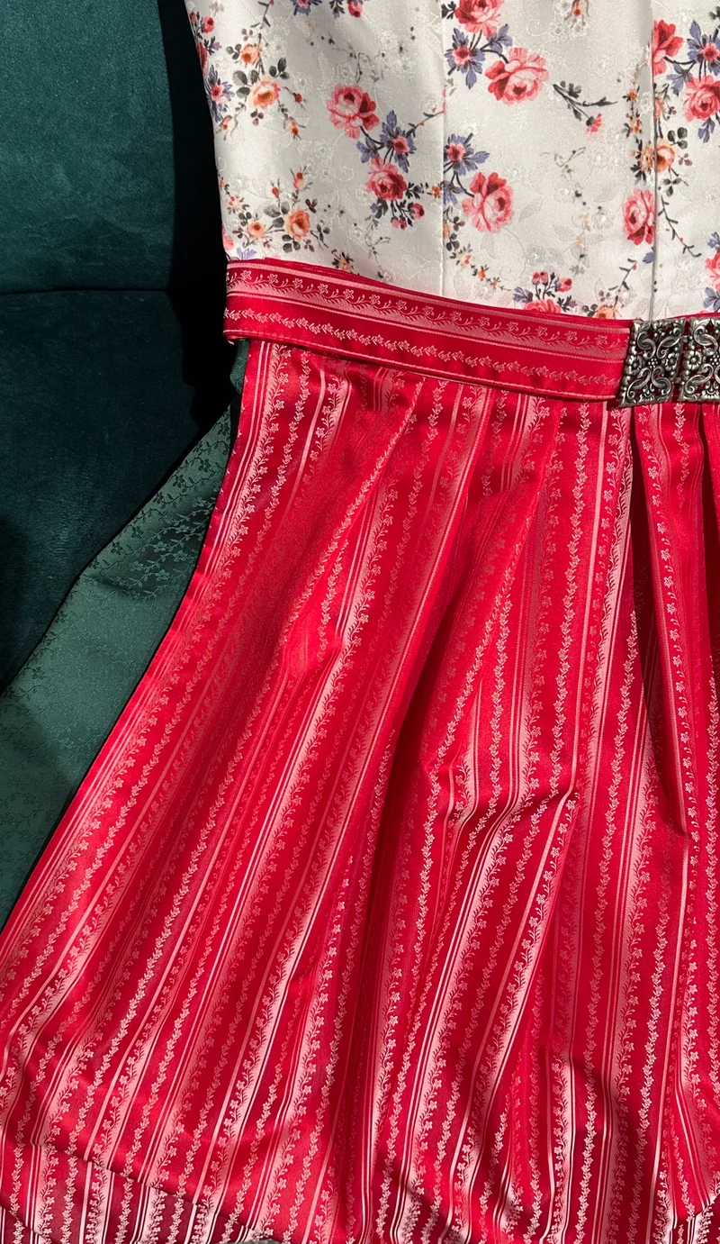 Dirndl Goldstich traditionell weiß/grün/rot geblümt 70cm