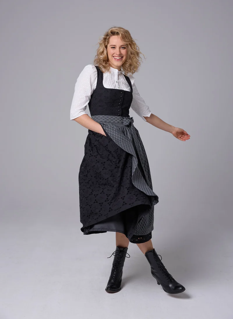 Besticktes Lochstickerei-Dirndl mit Jacquardschürz