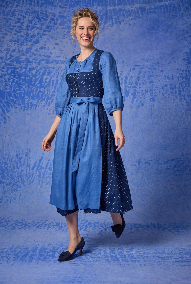 Leinen-Dirndlbluse mit Blumenknöpfen