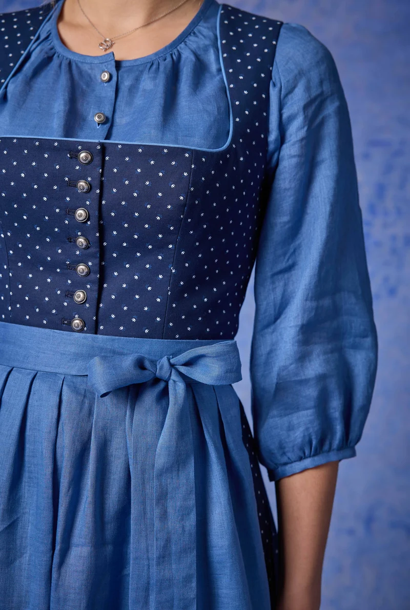 Klassisches Blümchen-Dirndl mit Leinenschürze