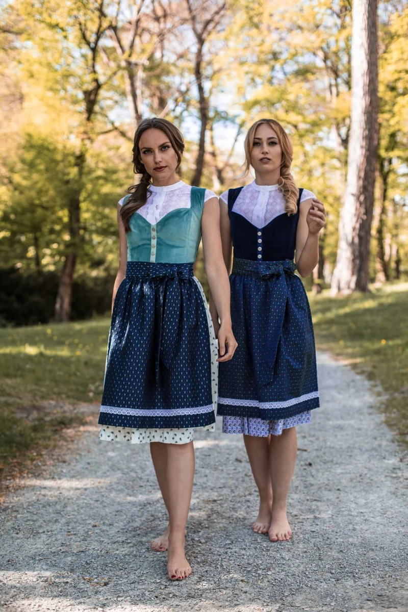 DIRNDLBLUSE VINTAGE SPITZE ORNAMENTAL STEHKRAGEN UND FLÜGELARM WEISS