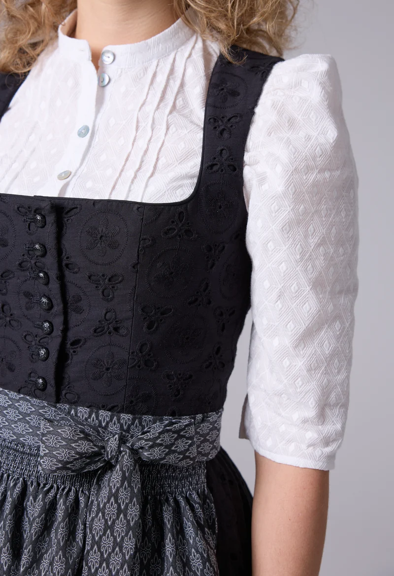 Bestickte Stehkragenbluse mit Biesen