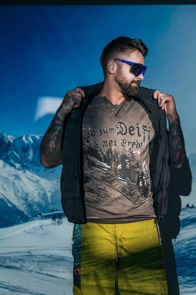 MODELL: SNOWBOARDER