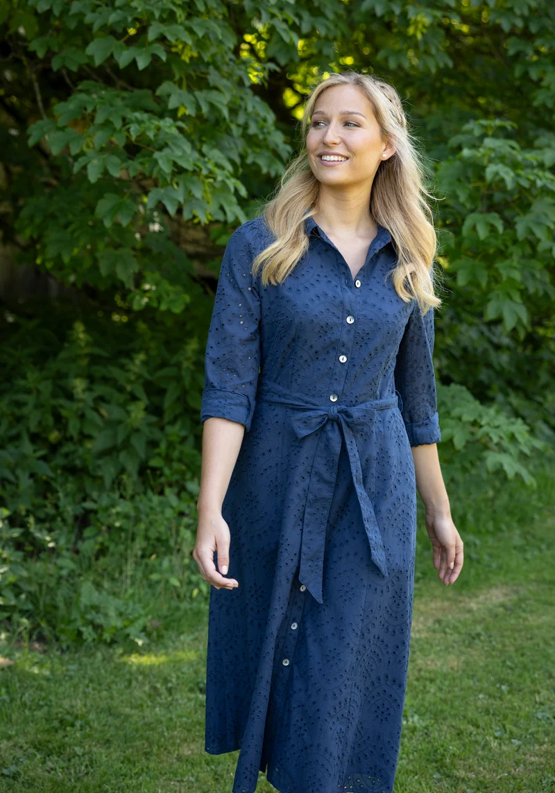 Sommerkleid mit Lochstickerei & Bindegürtel