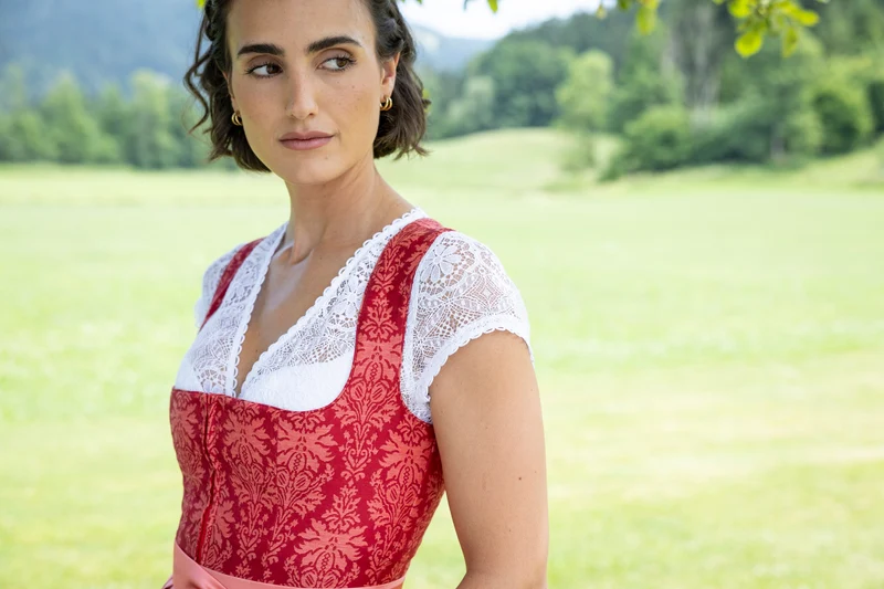 Feine Spitzen-Dirndlbluse mit tiefem V-Ausschnitt