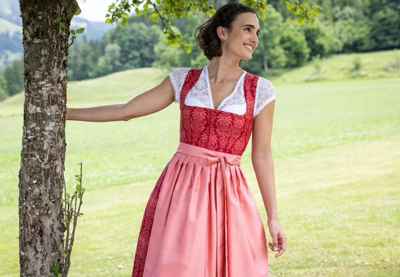 Elegantes Jacquard-Dirndl mit Taft-Schürze