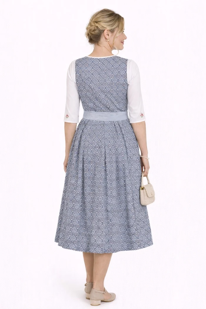 Dirndl mit ornamentalem Muster und Streifenschürze
