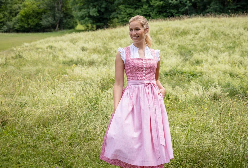 Dirndl mit ornamentalem Muster und Streifenschürze