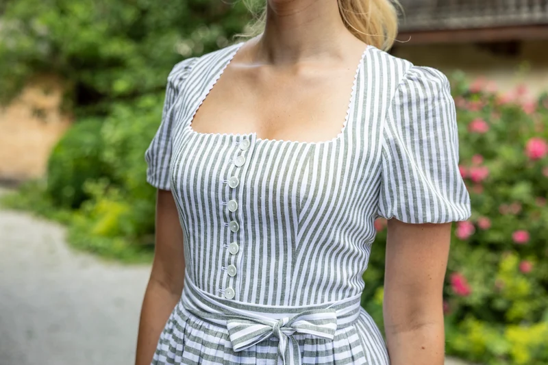 Leinendirndl mit Streifen-Mix und Puffärmeln
