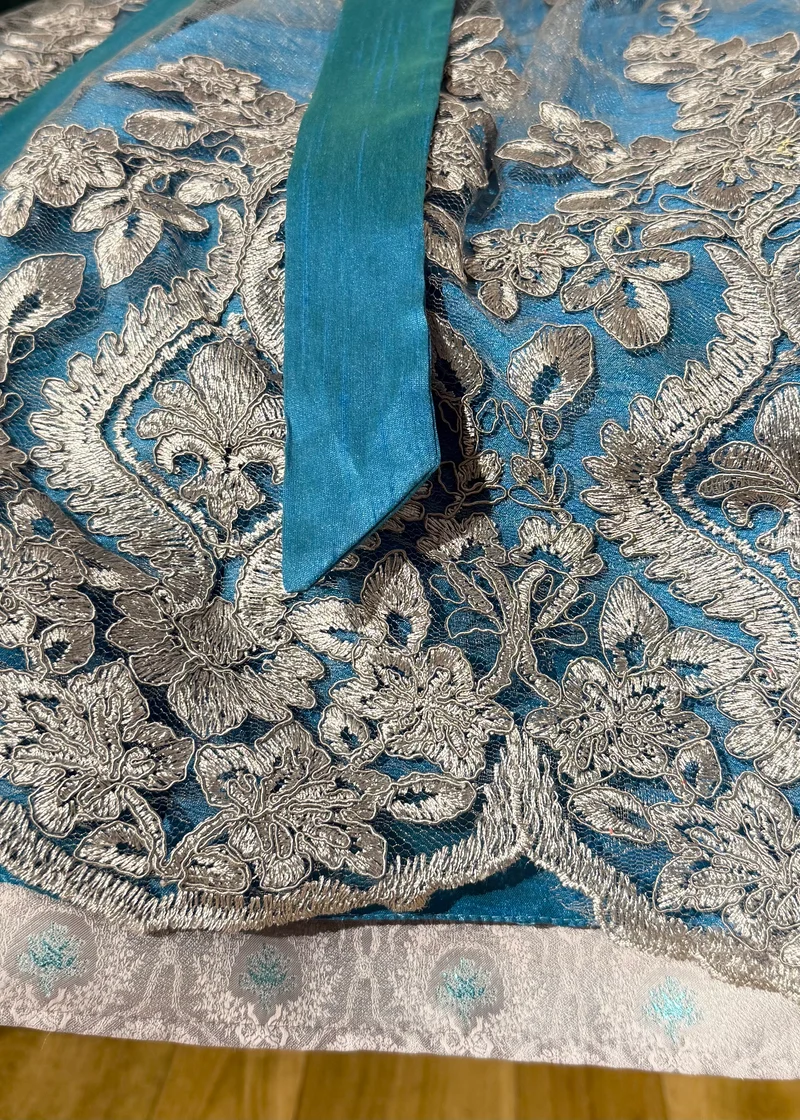 Dirndl Goldstich grau/hellblau mit Spitzen Schürze 70cm
