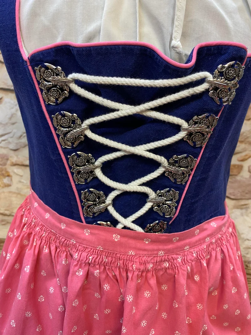Vintage Salzburger Dirndl Gr. 36 – Blau mit Schnürung, Bluse & rosa Schürze