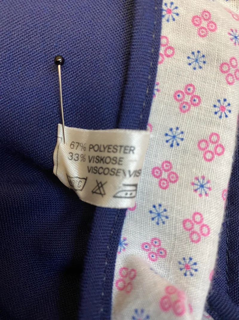 Vintage Dirndl Gr. 38 – Dunkelblau mit Blumenstickerei & rosa Schürze