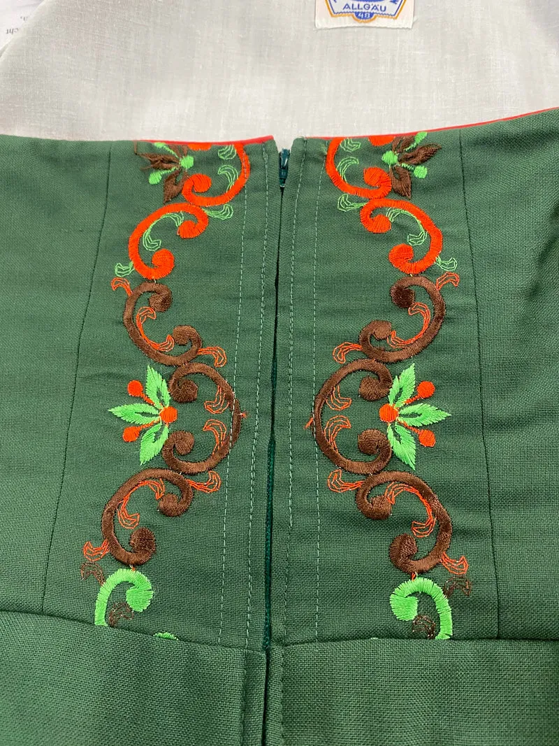 Vintage Dirndl Grün Bestickt mit roter Schürze – Gr. 48