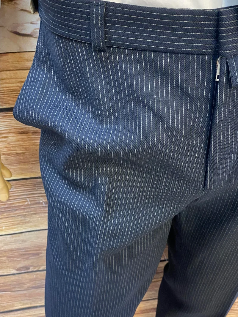 20er Jahre Herren Outfit Gr. 26 – Weste, Nadelstreifenhose & Schiebermütze