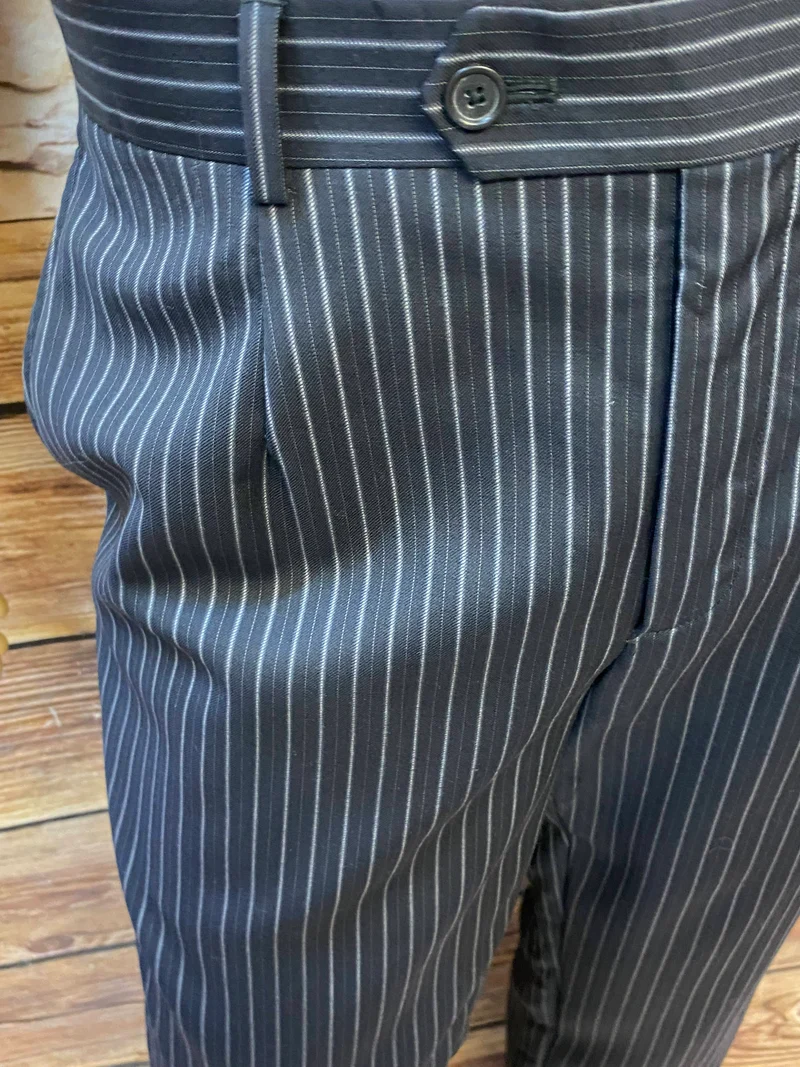 20er Jahre Herren Outfit Gr. 52 – Weste, Nadelstreifenhose & Schiebermütze
