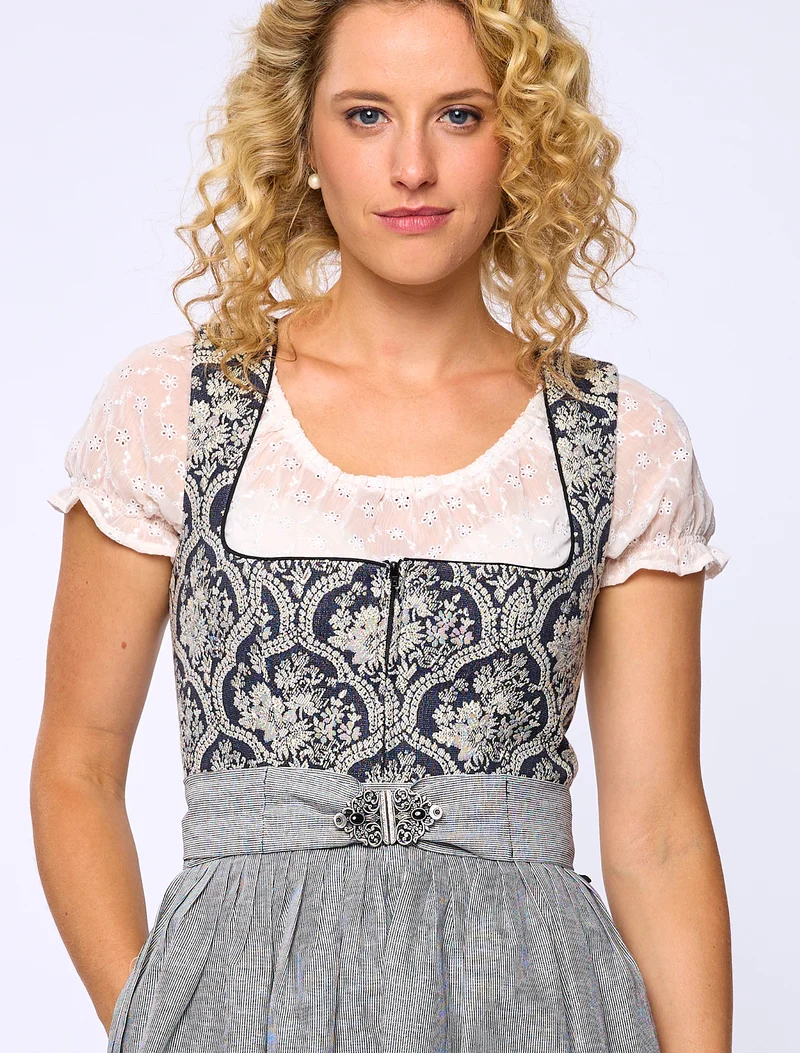 Dirndlbluse aus bestickem Organza