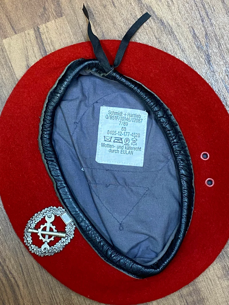 Vintage Uniform-Barett rot Gr. 60