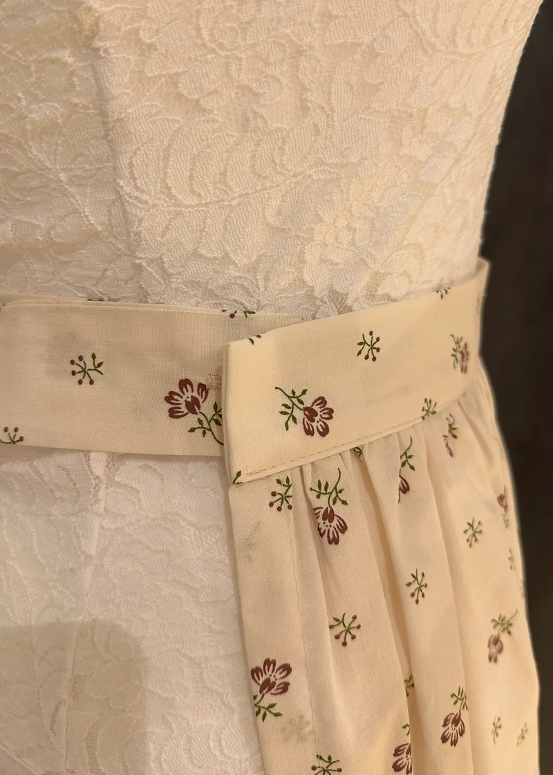 Dirndlschürze Goldstich creme Muster 65cm