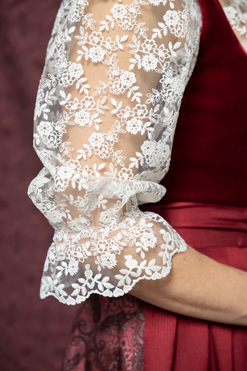 Dirndlbluse aus besticktem Tüll