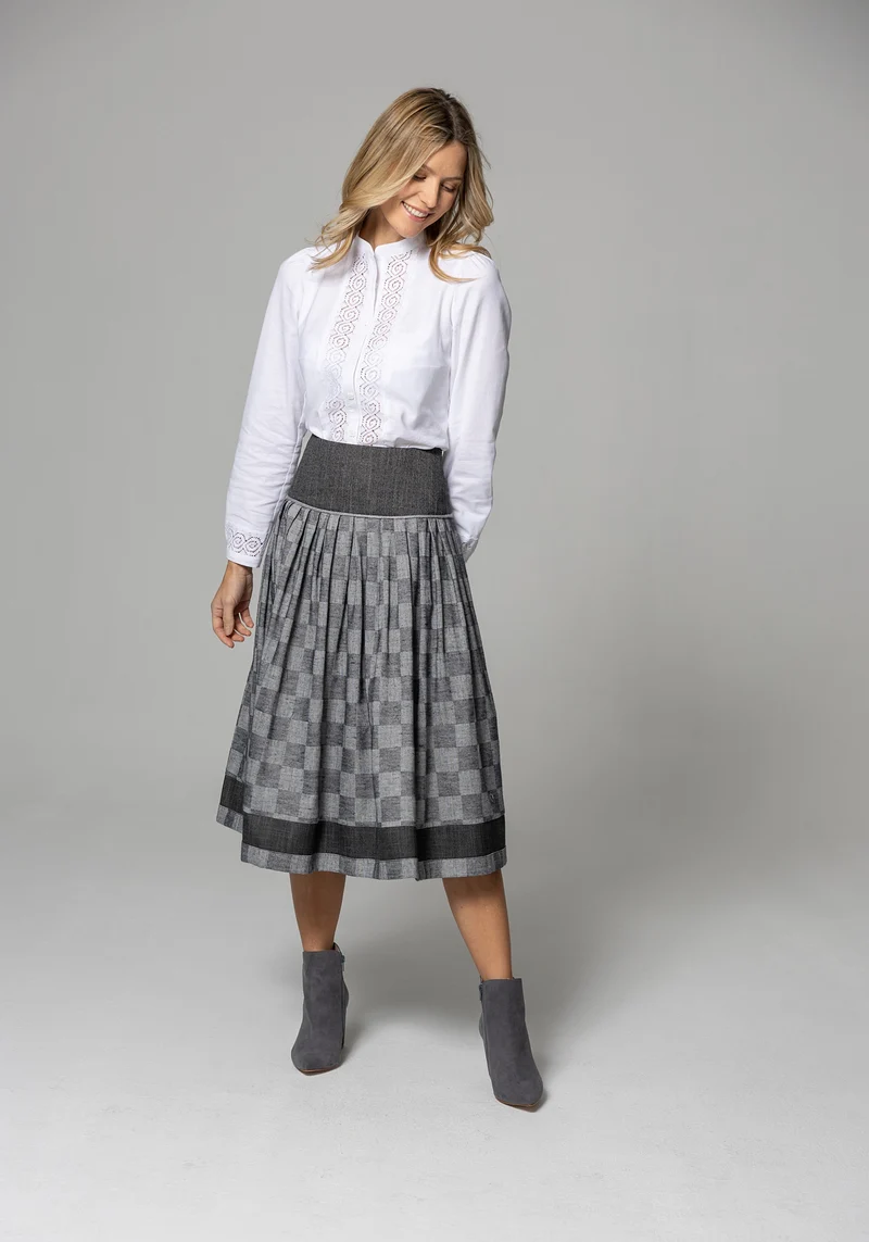 Stehkragenbluse mit Spitzeneinsatz