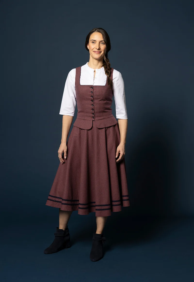 Bluse mit Rüsche im Ausschnitt