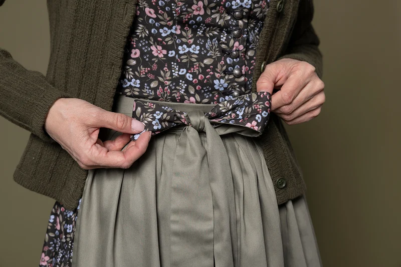 Blumendirndl mit einfarbiger Schürze
