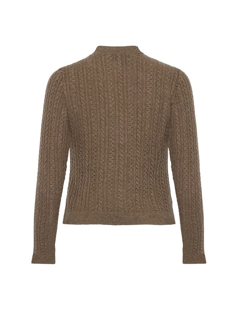 Strickjacke mit vielen Zöpfen