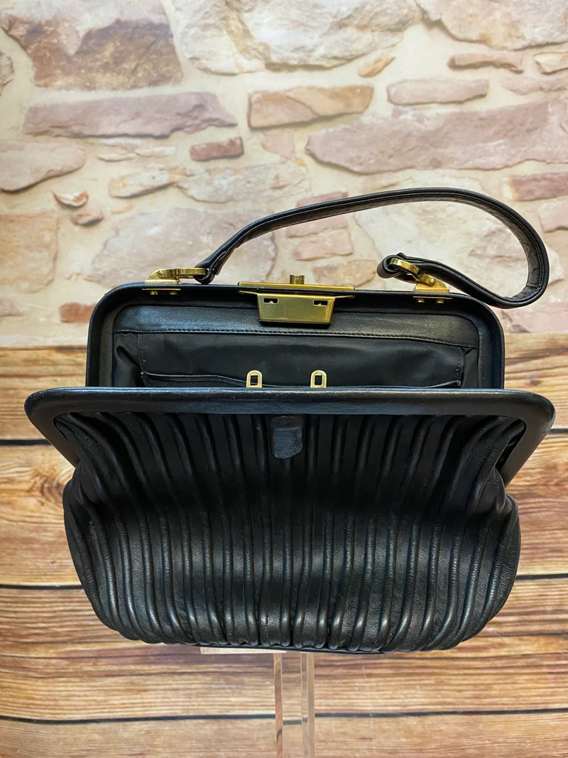 Vintage Leder Handtasche Schwarz – Elegante Henkeltasche mit Bügelverschluss