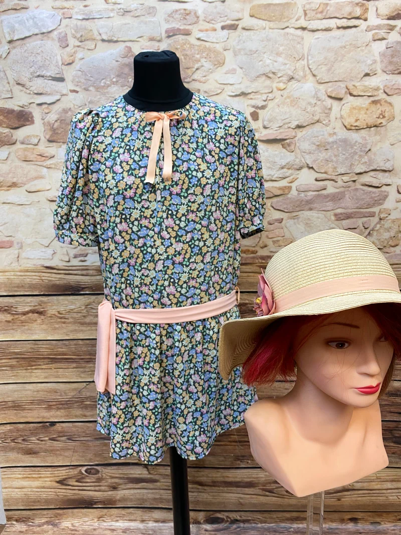 20er Jahre Damen Outfit Gr. 44 | Kleid mit Strohhut