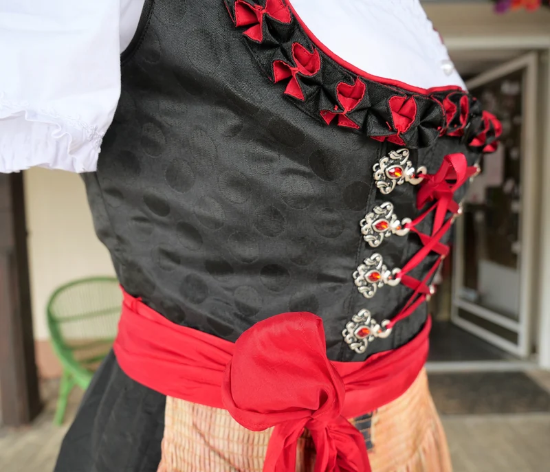 Dirndl Krüger Madl, Druckschürze, schwarz rot Midi 60 cm, Gr. 34
