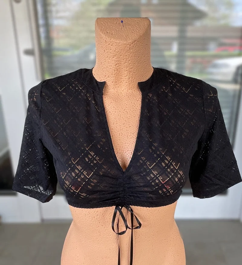 Dirndlbluse Nina von C., Lea schwarz, halbarm, V-Ausschnitt