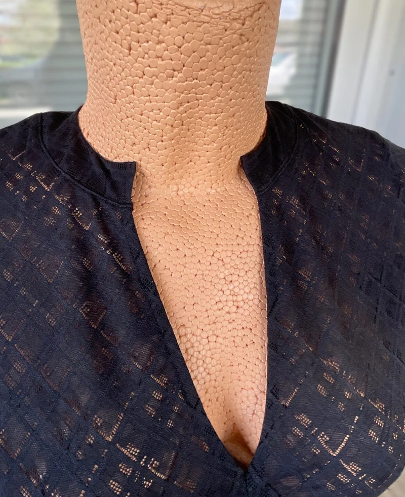 Dirndlbluse Nina von C., Lea schwarz, halbarm, V-Ausschnitt