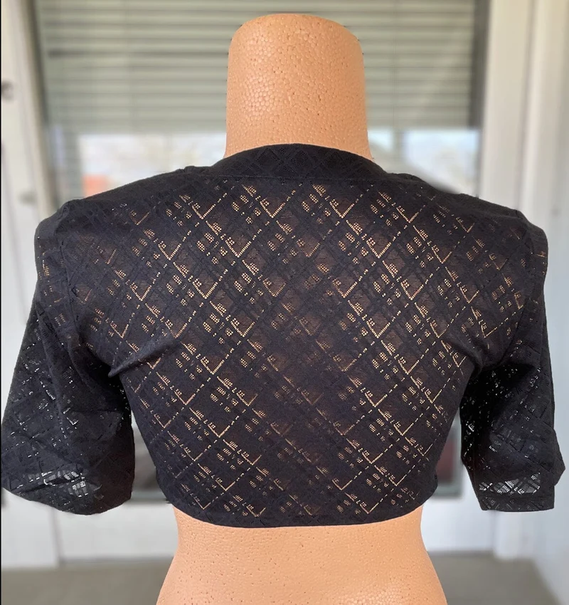 Dirndlbluse Nina von C., Lea schwarz, halbarm, V-Ausschnitt