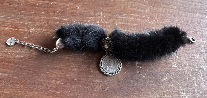Trachten Armband, schwarz, Fell, Münze, Pelz