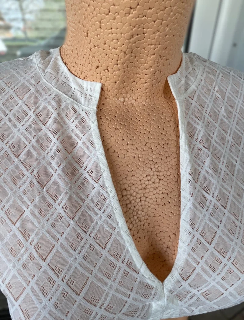 Dirndlbluse Nina von C., Lea champagner, halbarm, V-Ausschnitt