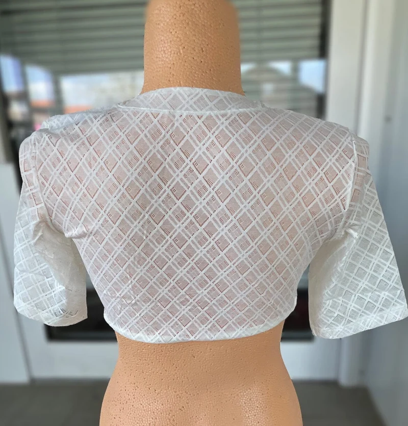 Dirndlbluse Nina von C., Lea champagner, halbarm, V-Ausschnitt