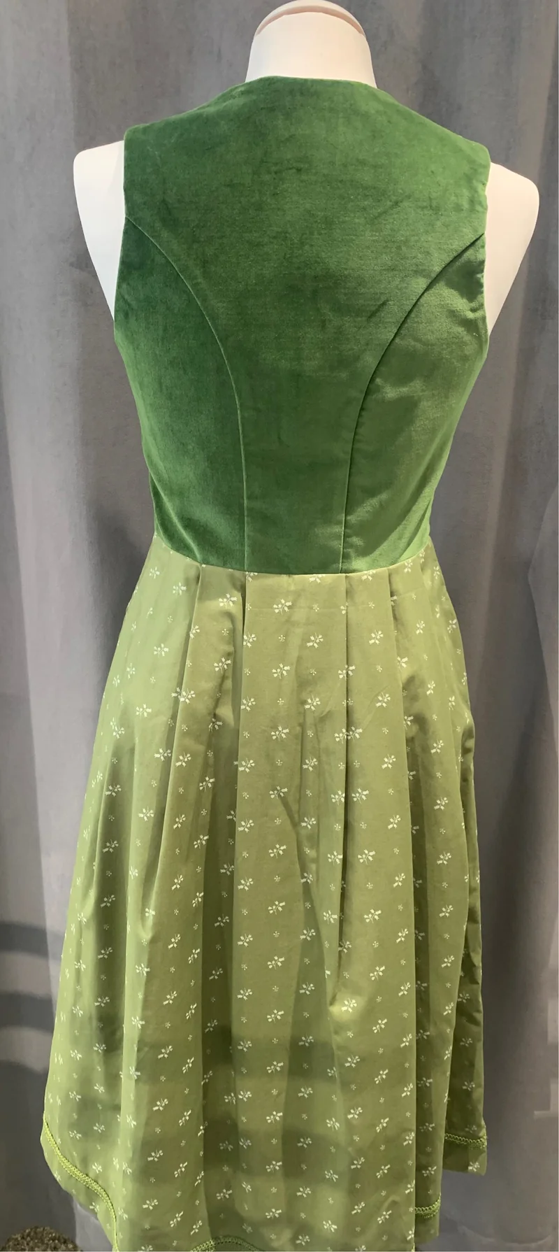 Samt Dirndl Goldstich grün mit Schürze 75 cm