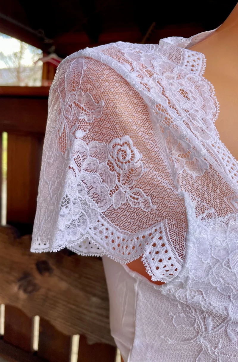 Dirndlbluse Nina von C., Sybille, weiß, kurzarm, Blüten