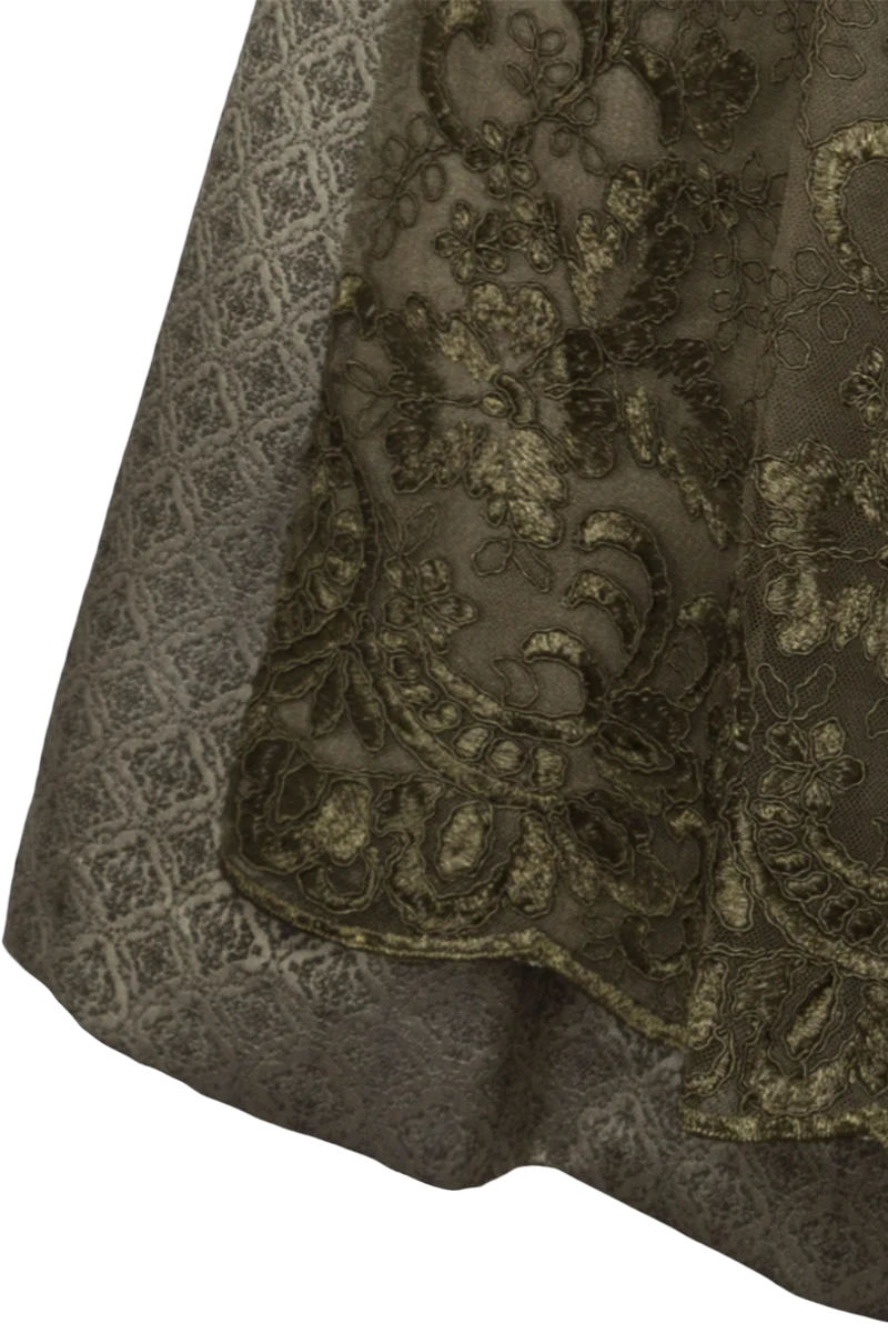 Mini-Samtdirndl mit Froschgroscherlrüschen