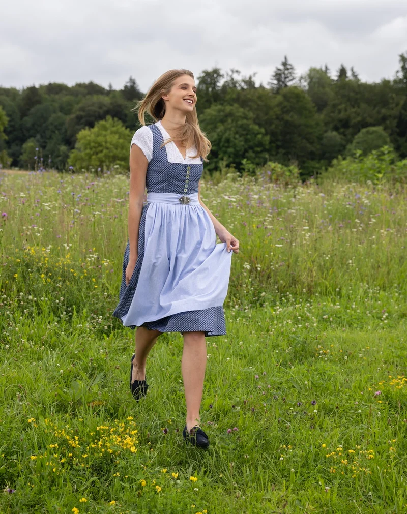 Dirndl mit Streifenschürze und Schliesse