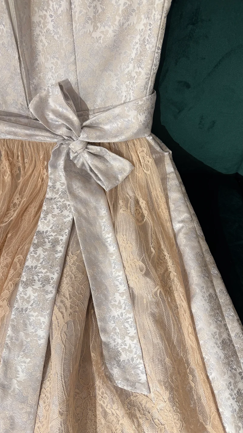 Dirndl Goldstich weiß/nude 75cm