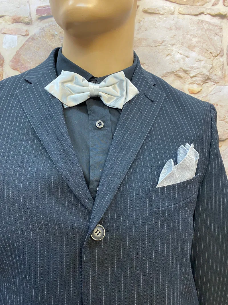 Nadelstreifenanzug Herren Gr. 25 – 20er Jahre Stil mit hellgrauen Accessoires