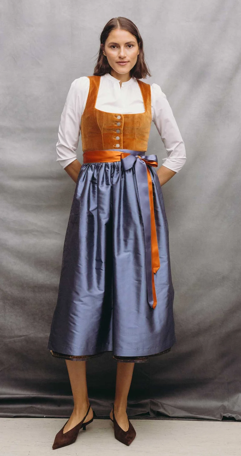 Samtdirndl Mila Karamell (lang)