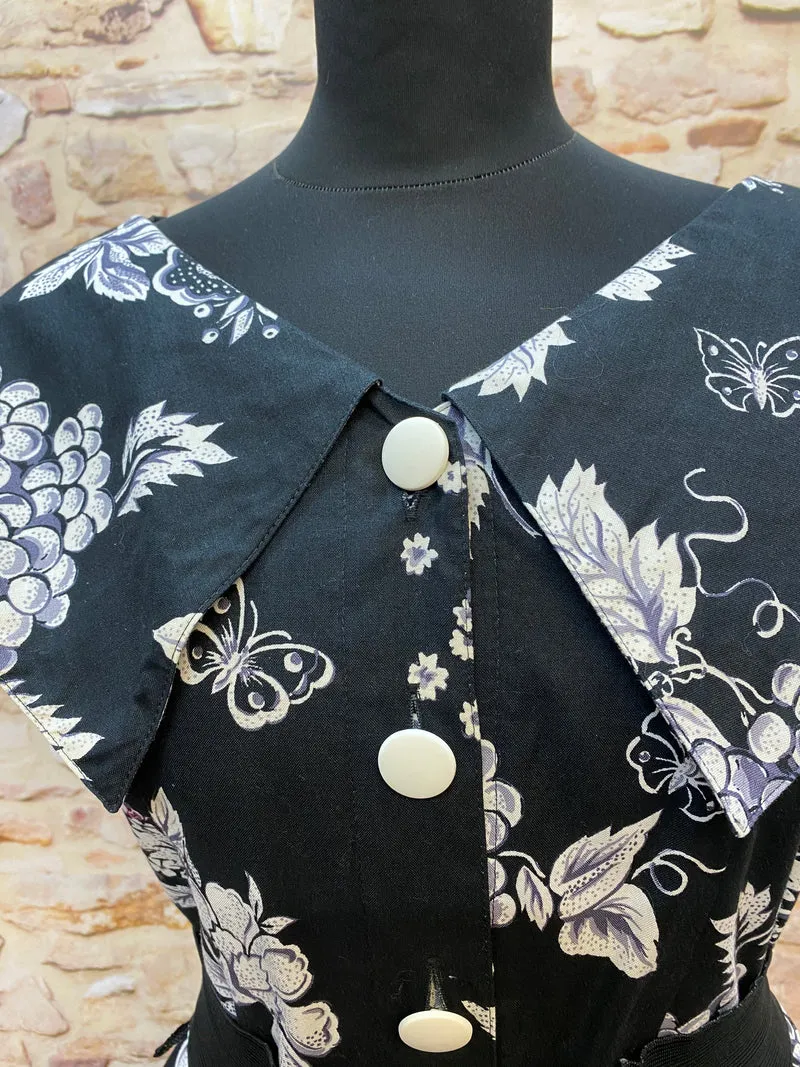 50er Jahre Kleid Schwarz Weiß Gr. 38 – Rockabilly Swingkleid mit Früchteprint und großem Kragen