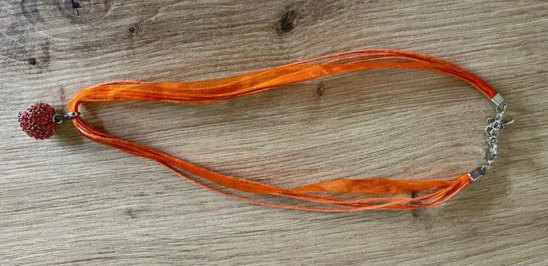 Trachten Kette mit Herz und Strass, verschiedene Farben