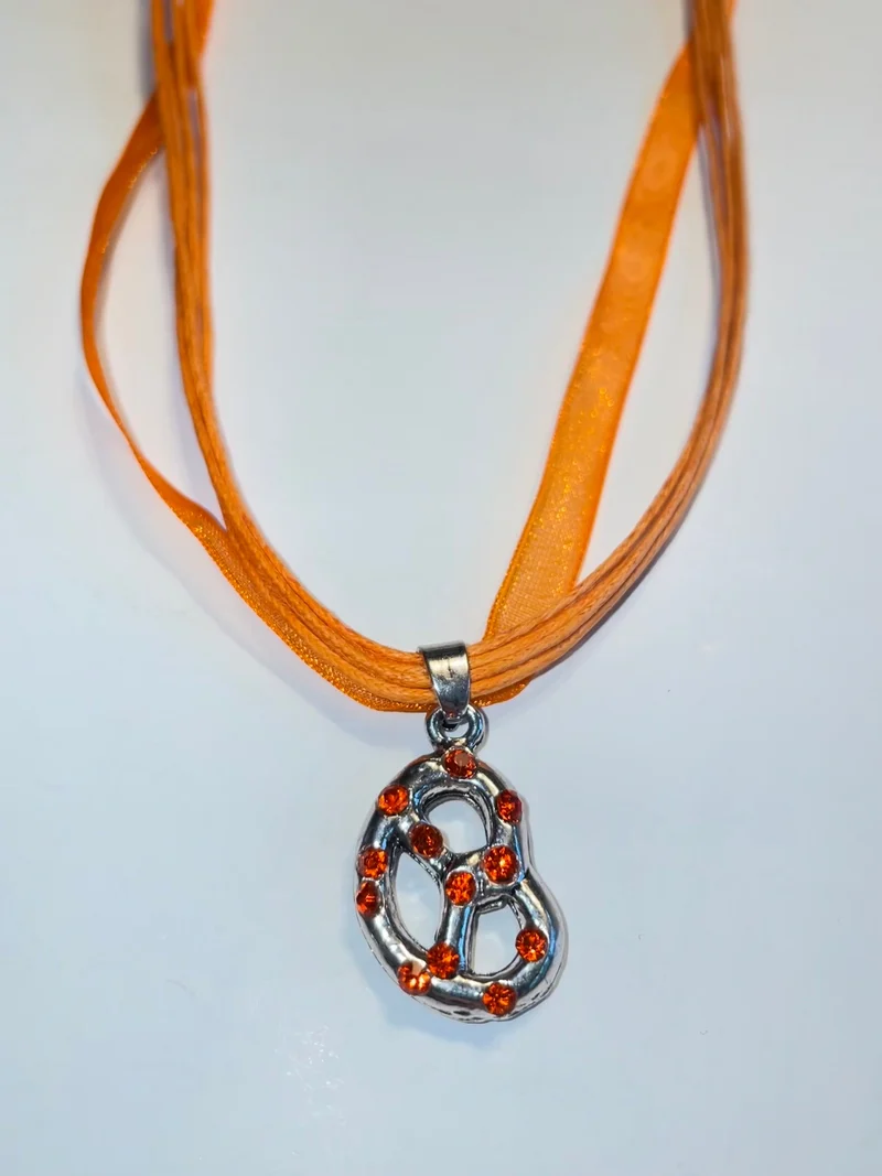 Trachten Kette mit Breze und Strass, verschiedene Farben