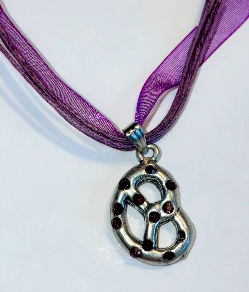 Trachten Kette mit Breze und Strass, verschiedene Farben